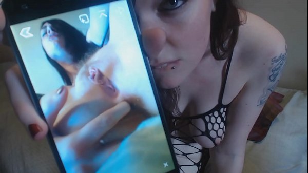Meisje filmt seks met een zeven-inch nep penis.