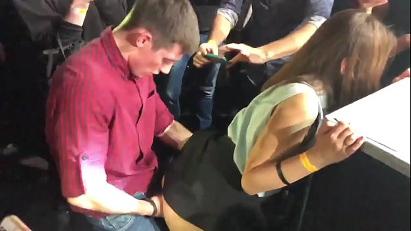 Echte seks in een Russische nachtclub. 18-jarig Russisch meisje in de anus en vagina geneukt in een nachtclub